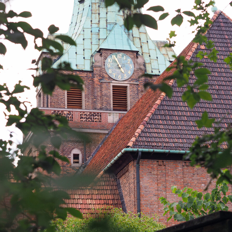 190617_KHSB_Kirche_zur_Frohen_Botschaft_Heinrich_093 Der Kirchturm der Evangelischen Kirche zur Frohen Botschaft in Karlshorst.