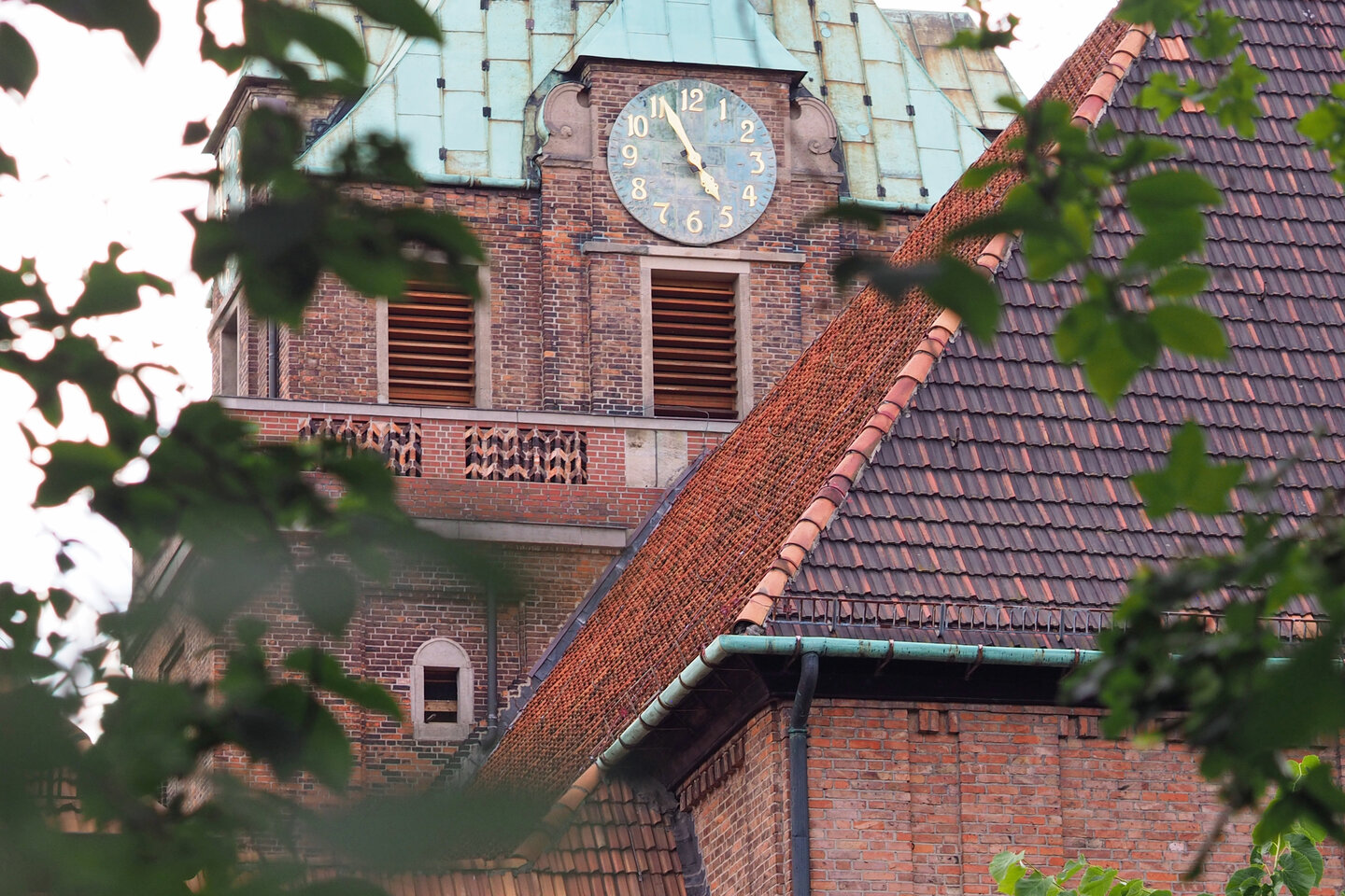 Der Kirchturm der Evangelischen Kirche zur Frohen Botschaft in Karlshorst.