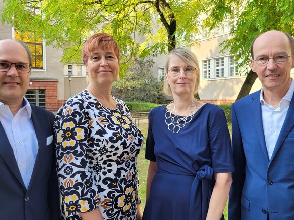 Hochschulleitung der KHSB – Prof. Dr. Reinhard Burtscher, Prof.‘in Dr. Gabriele Kuhn-Zuber, Prof.‘in Dr. Petra Mund, Kanzler Martin Wrzesinski stehen vor dem Hochschulgebäude