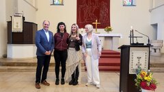 Antoniuspreisträgerinnen Theresa Kühn und Lea Ley mit ihren Laudator*innen Reinhard Burtscher und Serafina Morrin während der Graduiertenfeier 2026