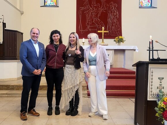 Antoniuspreisträgerinnen Theresa Kühn und Lea Ley mit ihren Laudator*innen Reinhard Burtscher und Serafina Morrin während der Graduiertenfeier 2026