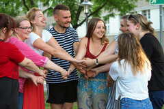 Studierende machen die Gruppenübung "Der Gordische Knoten". 
