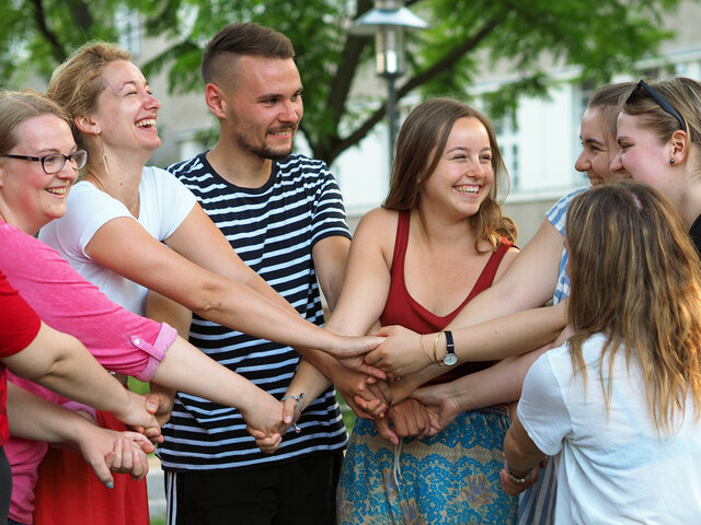 Studierende machen die Gruppenübung "Der Gordische Knoten". 