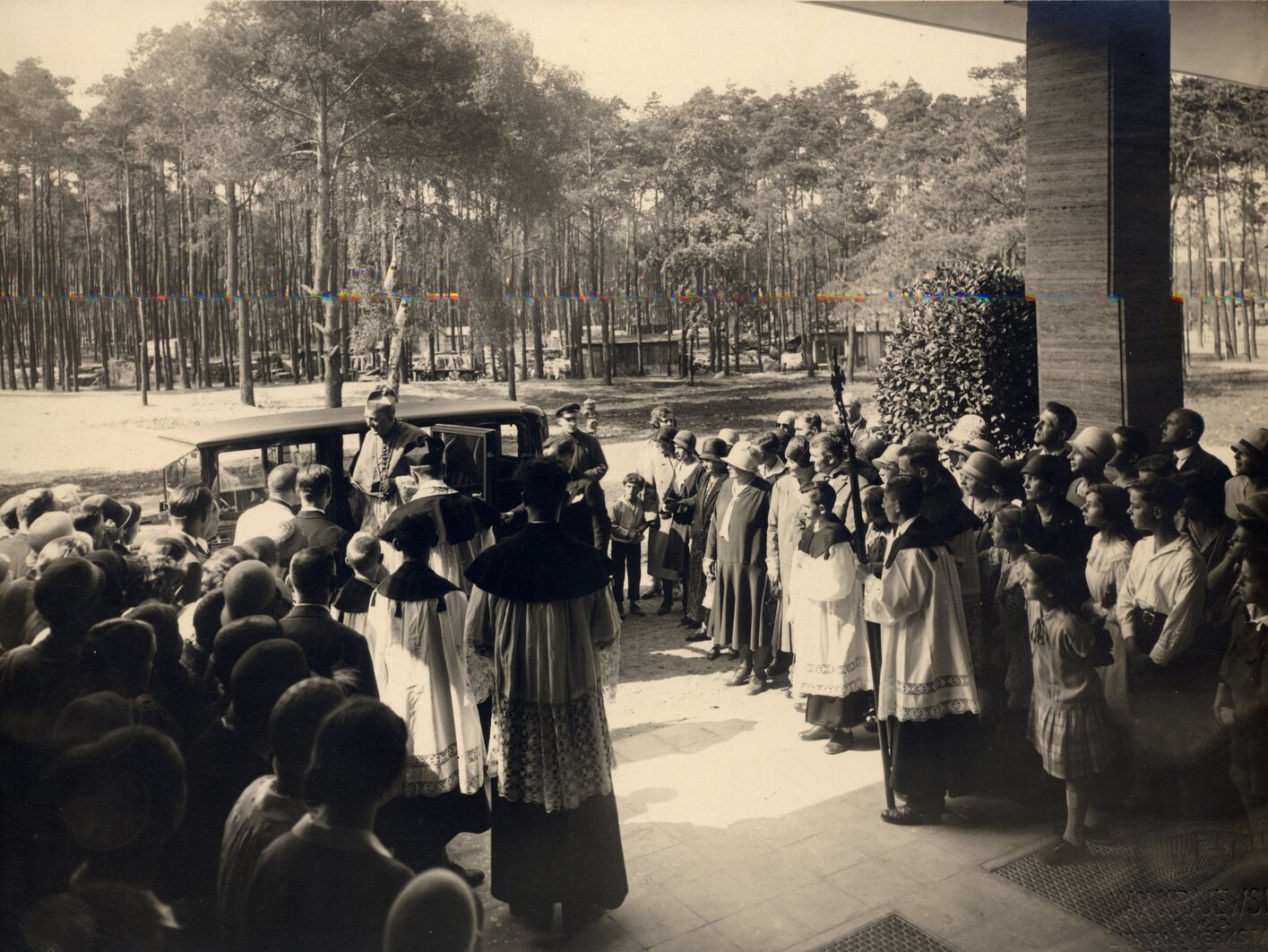 Vor dem Eingang des St. Antonius-Krankenhauses findet ein feierlicher Empfang statt.