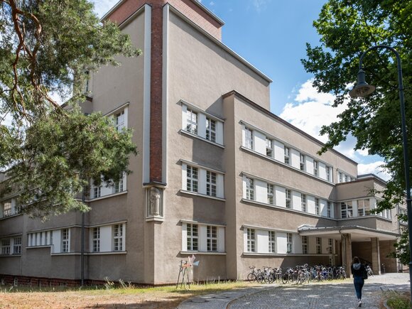 Das Gebäude der KHSB mit dem Haupteingang. 
