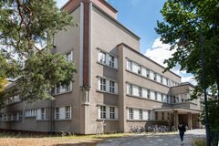 Das Gebäude der KHSB mit dem Haupteingang. 