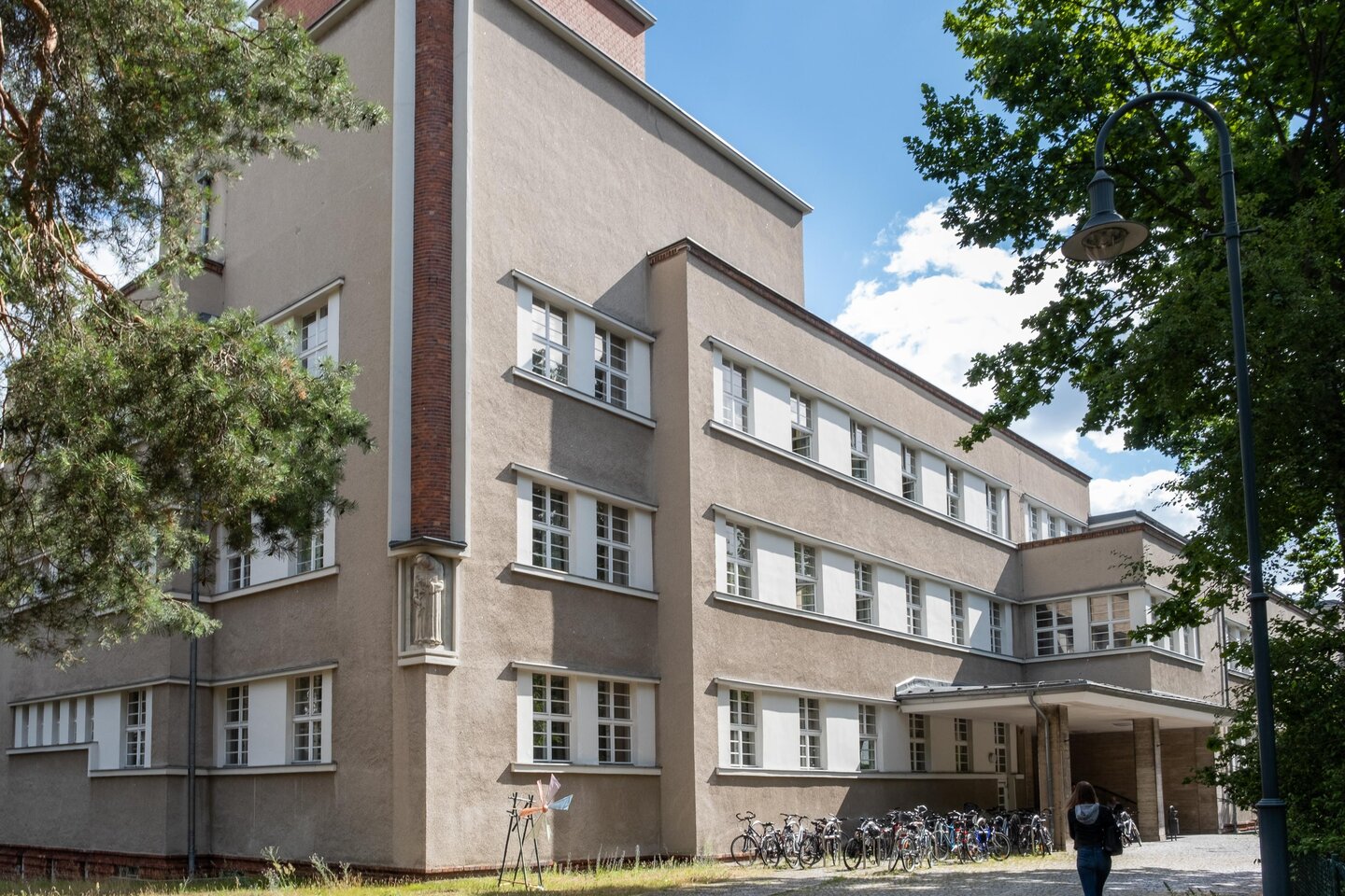 Das Gebäude der KHSB mit dem Haupteingang. 