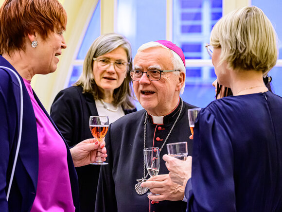 Präsidium mit Erzbischof Heiner Koch