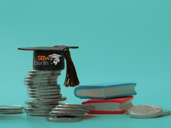 Symbolbild Stipendium, Alumnihut mit sbw Berlin-Logo [M]