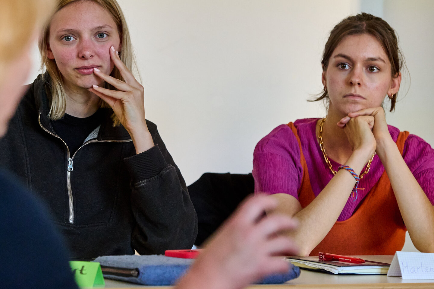 Studierende der KHSB hören interessiert der Dozentin zu.