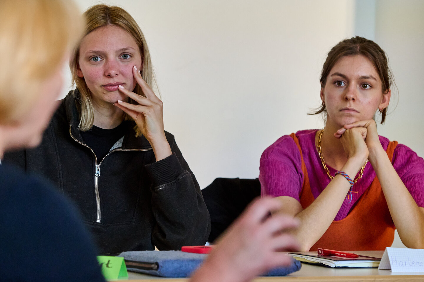 Studierende der KHSB hören interessiert der Dozentin zu.