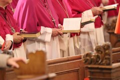  2025: Bonifatiusvesper im Dom zu Fulda  Bonifatiusvesper im Dom zu Fulda bei der Herbst-Vollversammlung (22.–25. September 2025) mit Predigt von Bischof Heinrich Timmerevers (Dresden-Meißen) am 24. September 2025.