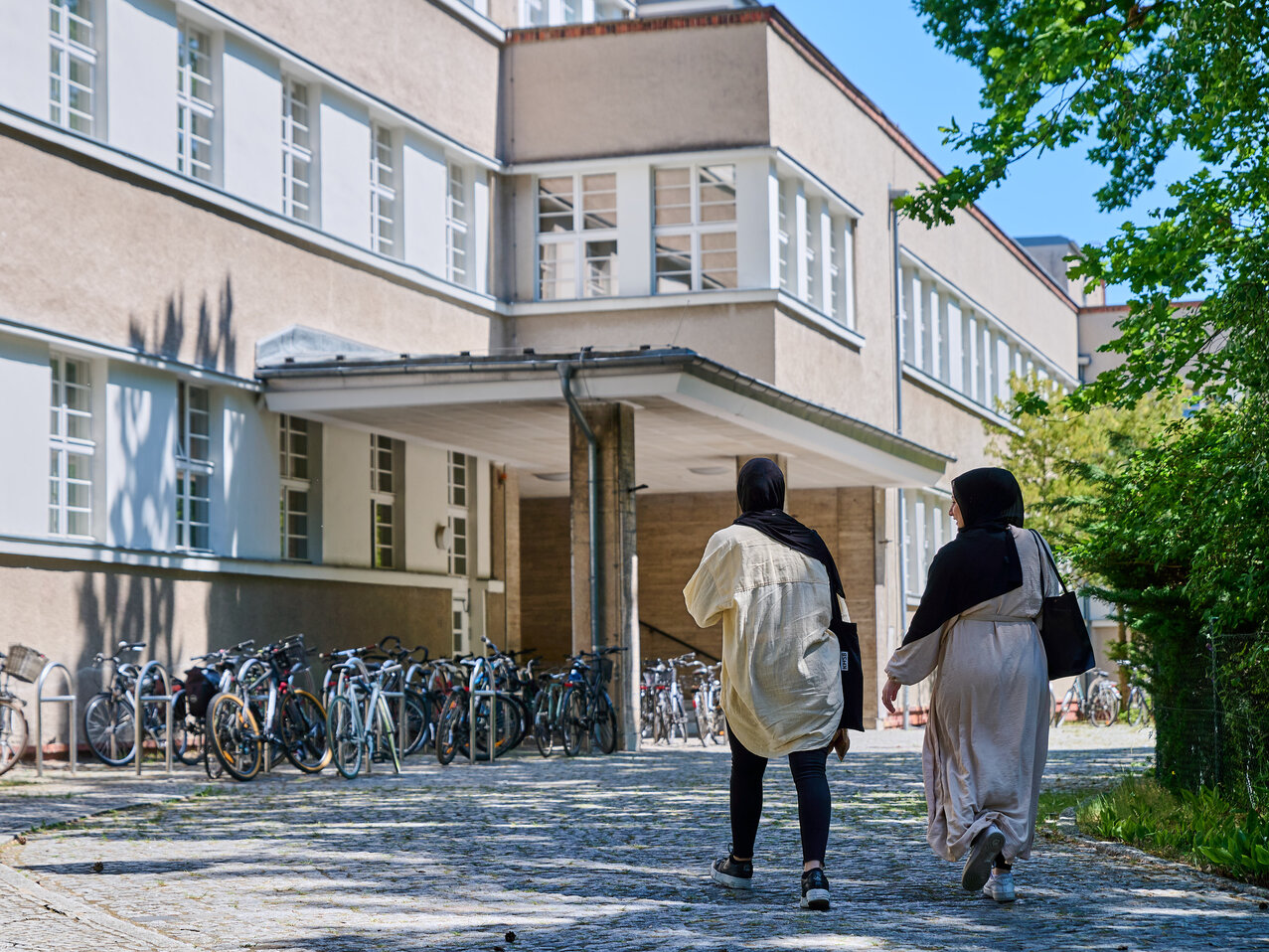 Studierende gehen zum Haupteingang der KHSB Berlin.