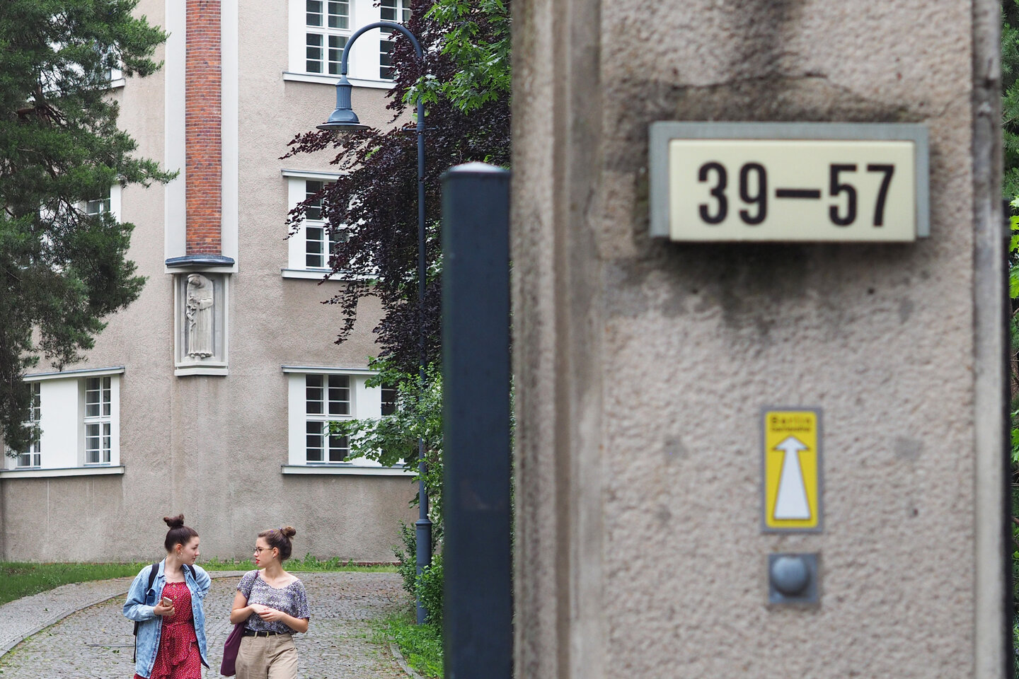 Die Einfahrt zum KHSB Gebäude. 