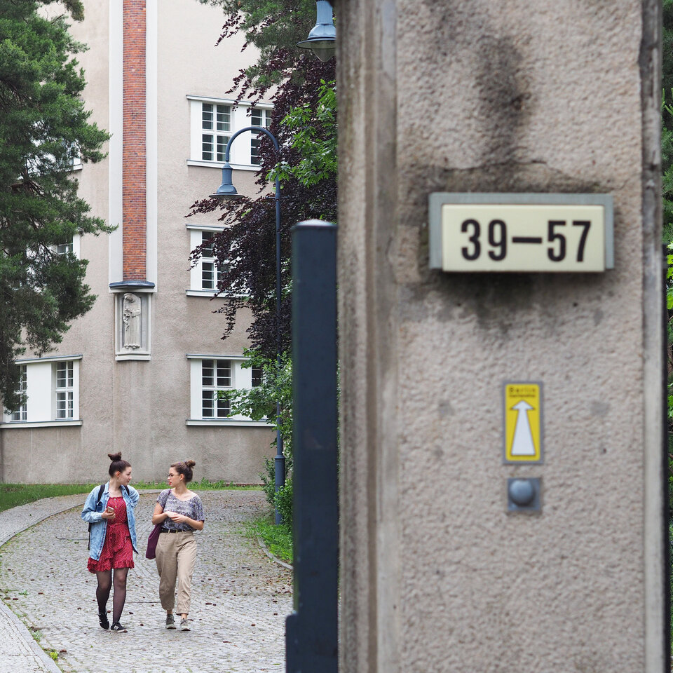 Die Einfahrt zum KHSB Gebäude. 