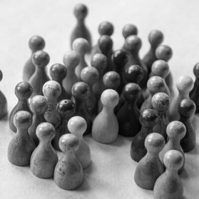 Eine Gruppe verschieden farbiger Spielfiguren