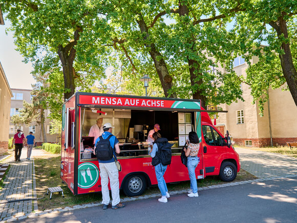 Foodtruck Mensa auf Achse des Studierendenwerk Berlin im Hof der KHSB Berlin.