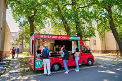 Foodtruck Mensa auf Achse des Studierendenwerk Berlin im Hof der KHSB Berlin.