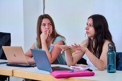 Studierende im Seminar diskutieren miteinander.