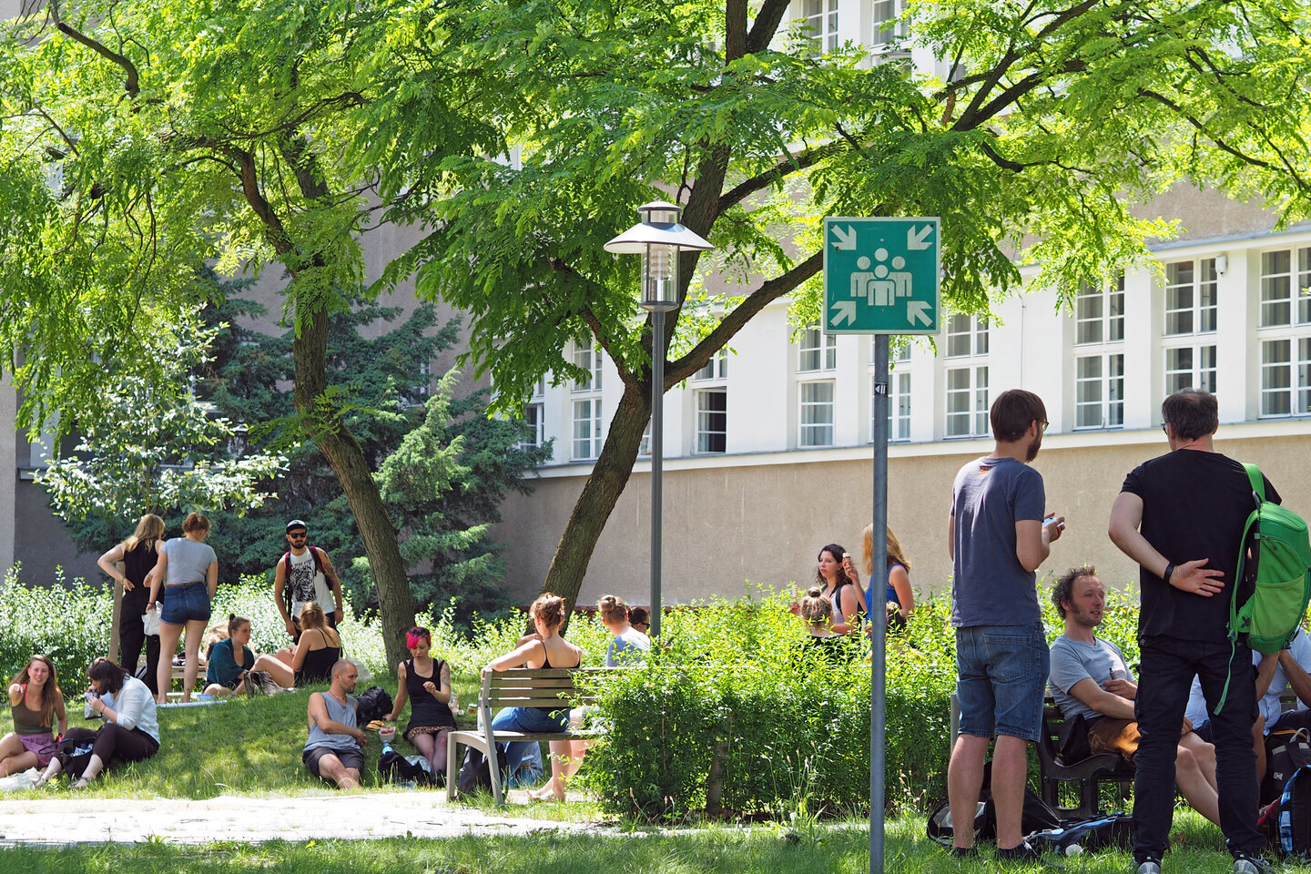 Studierende stehen im Innenhof der KHSB und unterhalten sich.