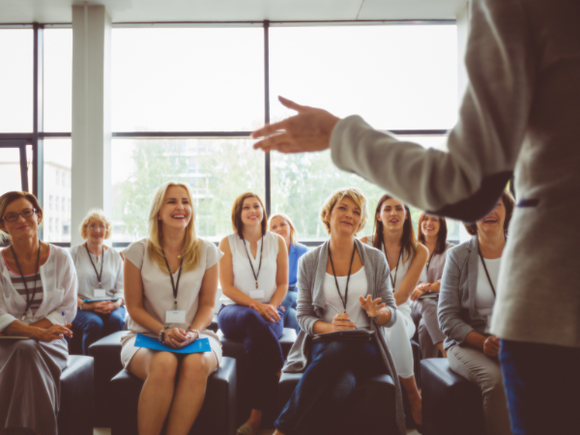 Menschen in Workshopsituation, Dozierende in Rückansicht