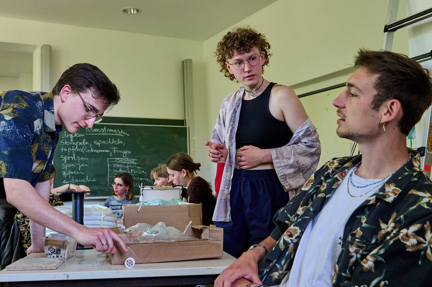 Studierende in der Kunstwerkstatt der KHSB.