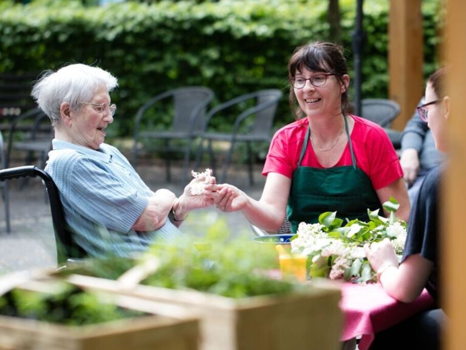 Gartentherapeutin gemeinsam mir Seniorin