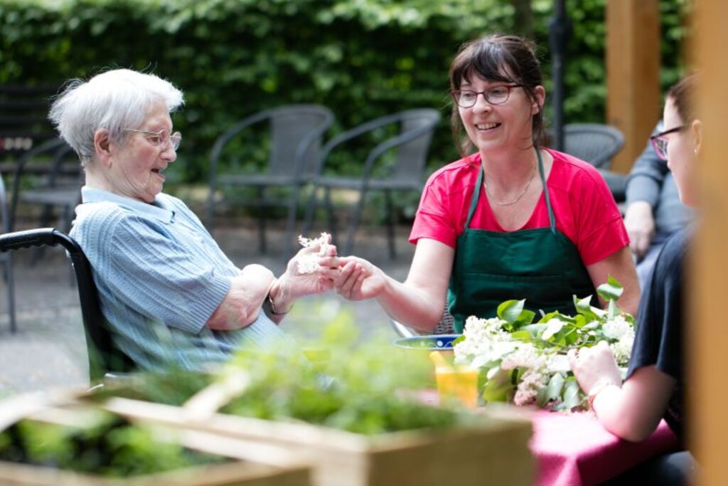Gartentherapeutin gemeinsam mir Seniorin