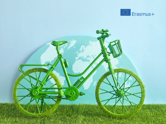 grün bewachsenes Fahrrad im Hintergrund ist Welthalbkugel sichtbar