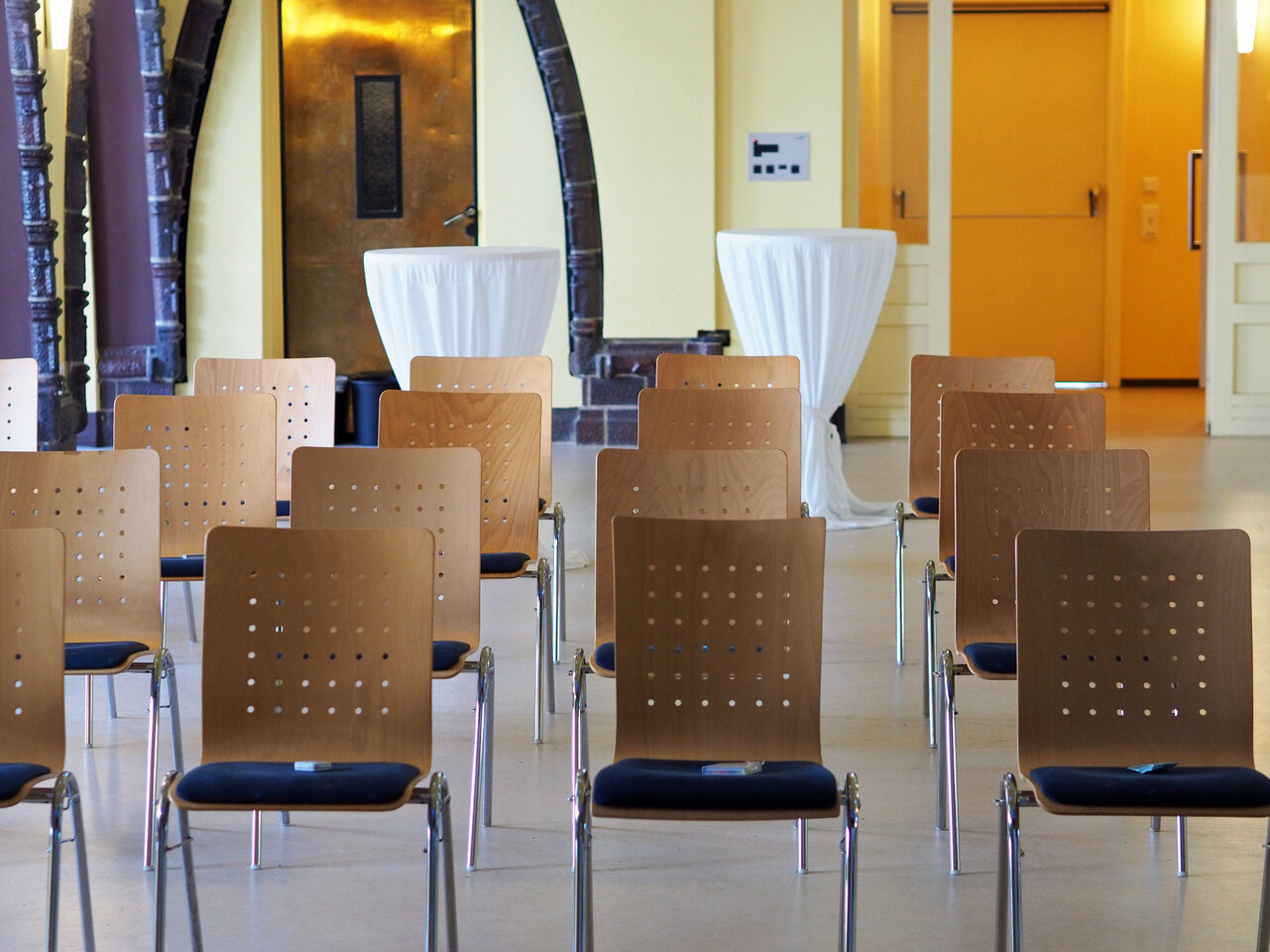 In der Aula der KHSB sind Stühle für eine Veranstaltung aufgestellt.