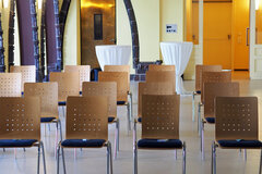 In der Aula der KHSB sind Stühle für eine Veranstaltung aufgestellt.