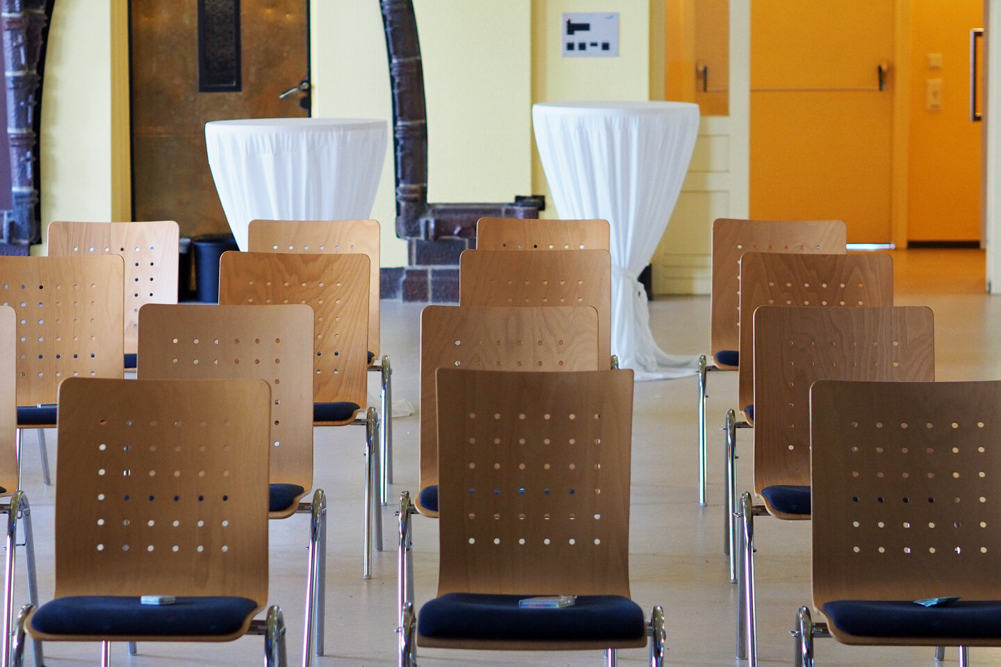 In der Aula der KHSB sind Stühle für eine Veranstaltung aufgestellt.