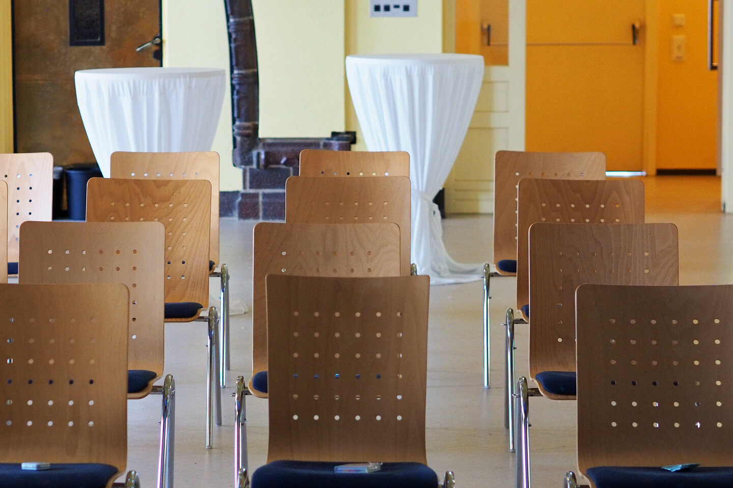 In der Aula der KHSB sind Stühle für eine Veranstaltung aufgestellt.
