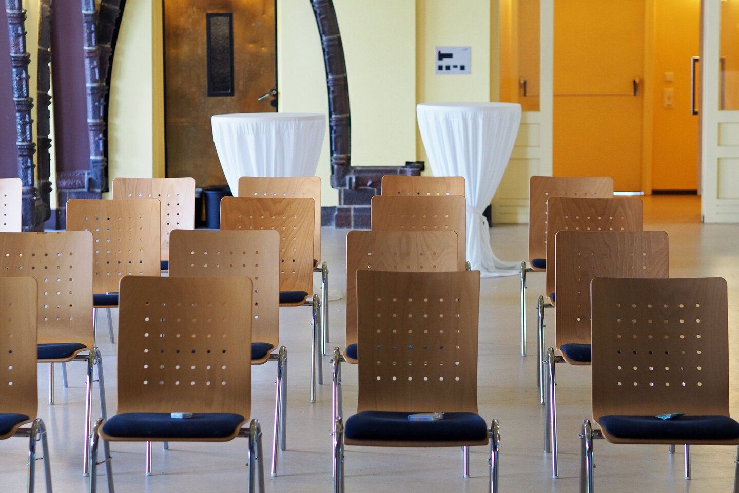 In der Aula der KHSB sind Stühle für eine Veranstaltung aufgestellt.