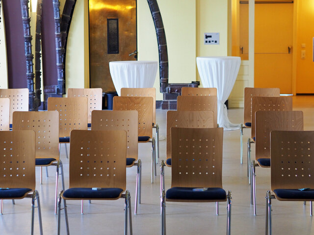 In der Aula der KHSB sind Stühle für eine Veranstaltung aufgestellt.