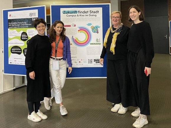 Zu sehen sind (von links nach rechts): Yori Schultka (KHSB), Eleonora Frühwirt (HTW Berlin), Beeke Bartelt (BSOPE), Dominique Breier (BHT)