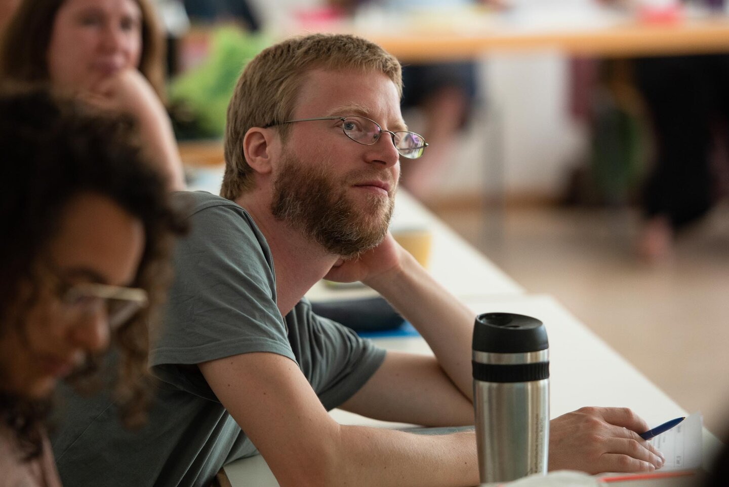 Student hört in einem Seminar zu
