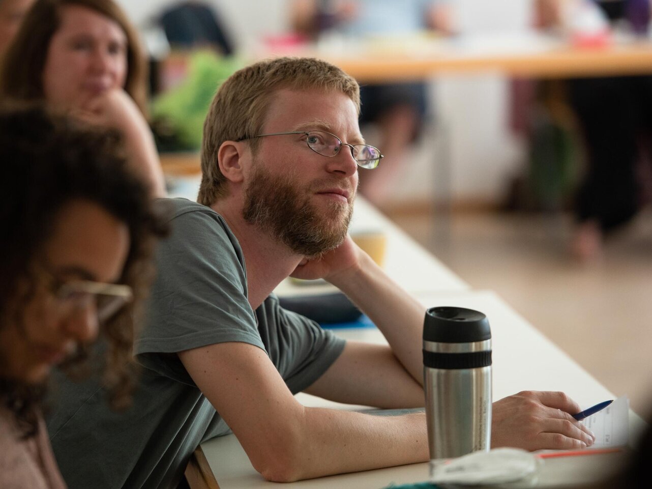Student hört in einem Seminar zu