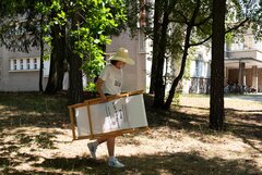 International Office KHSB on the move, Frau läuft mit Sonneliege über den Campus