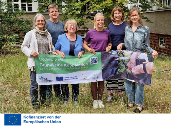 Zusehen ist der erste Gruppenfoto der Grün-Weiße-Kooperation auf dem Gelände der KHSB.