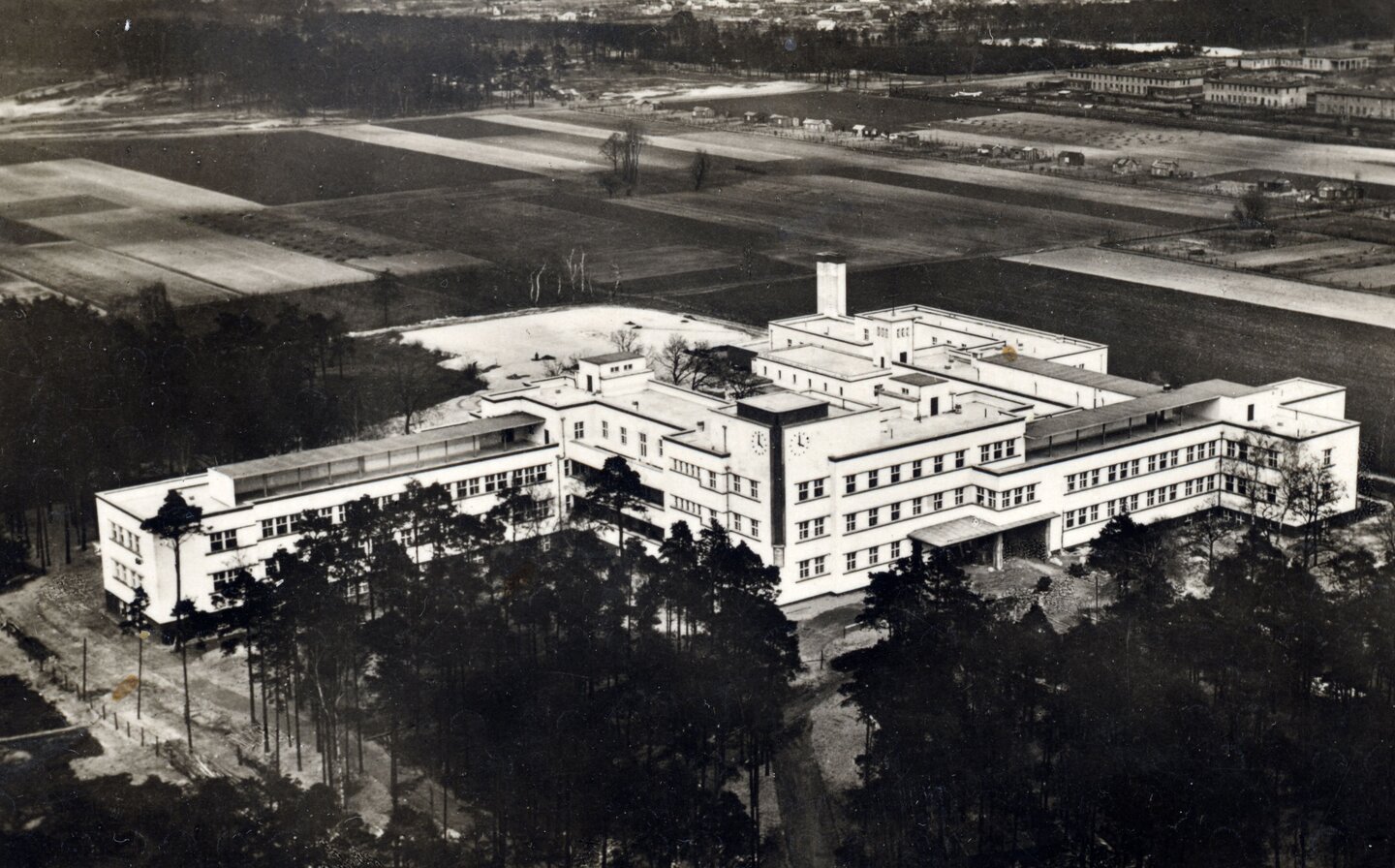 Eine historische Luftaufnahme des St. Antonius-Krankenhauses.