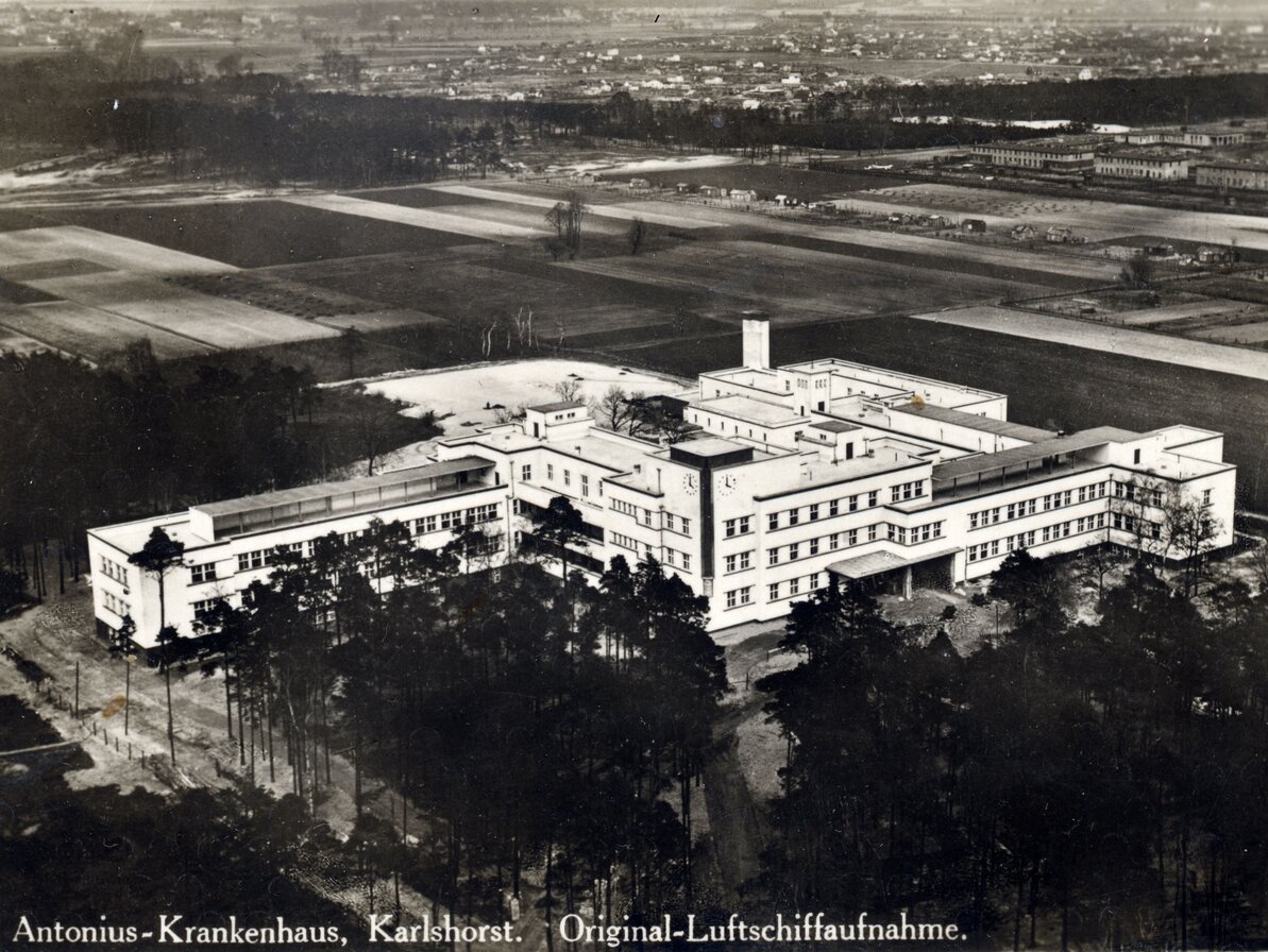 Eine historische Luftaufnahme des St. Antonius-Krankenhauses.