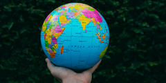 Weltkugel in der Hand