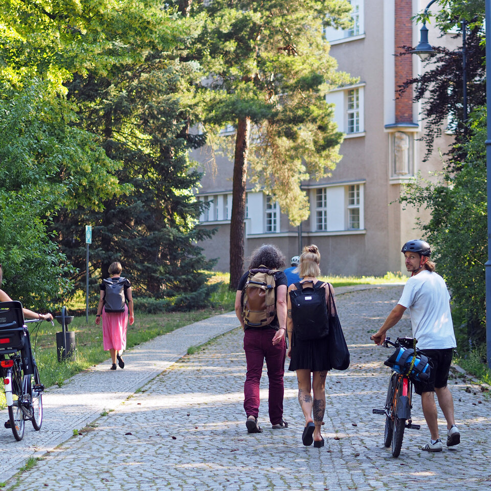 Studierende auf dem Weg zum Hochschulgebäude