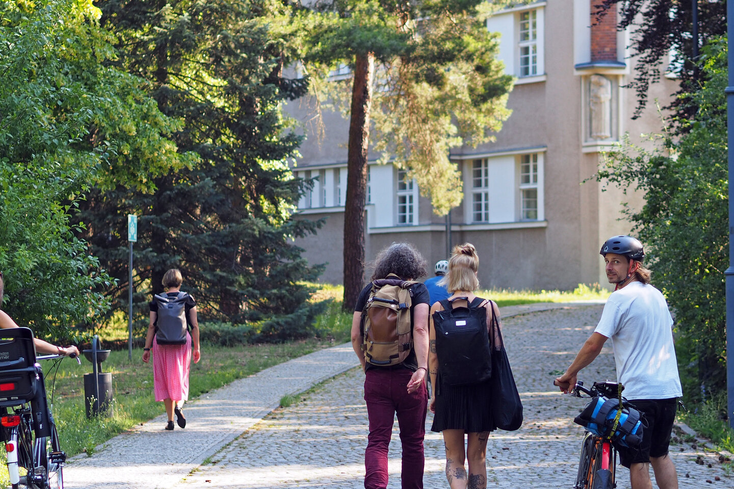 Studierende auf dem Weg zum Hochschulgebäude