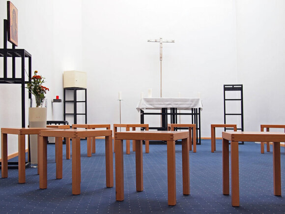 Kapelle mit Stuhlkreis, Altar, Kreuz und Tabernakel (Ausstattung von Norbert Radermacher)