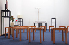 Kapelle mit Stuhlkreis, Altar, Kreuz und Tabernakel (Ausstattung von Norbert Radermacher)