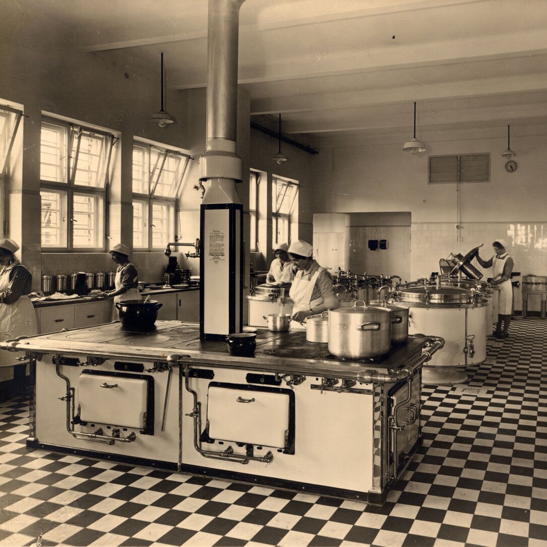 Eine historische Aufnahme der damaligen Küche des St. Antonius-Krankenhauses.