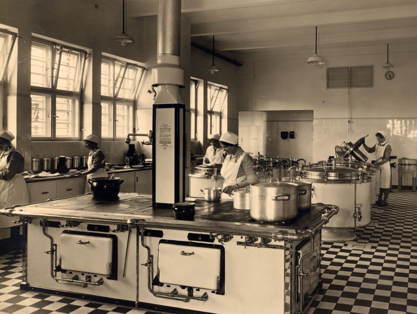 Eine historische Aufnahme der damaligen Küche des St. Antonius-Krankenhauses.