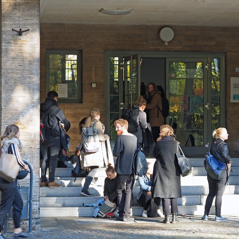 Studierende im Eingangsbereich der KHSB